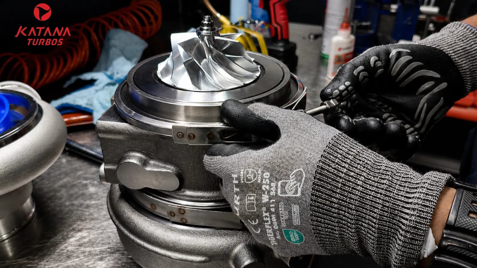 CHRA con rodete billet en manos de un técnico de Katana Turbos