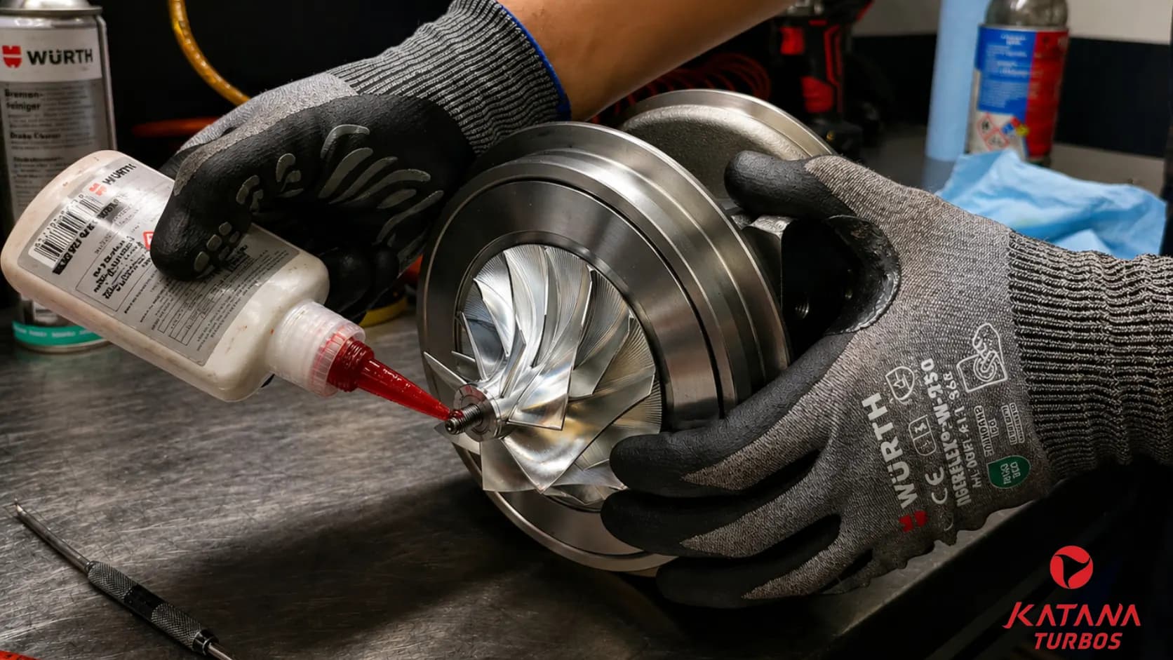 Lubricación del rodete de un turbo en el taller de Katana Turbos